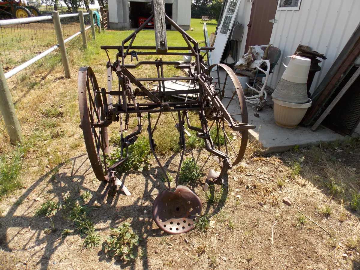 Vintige Farm Equipment 1