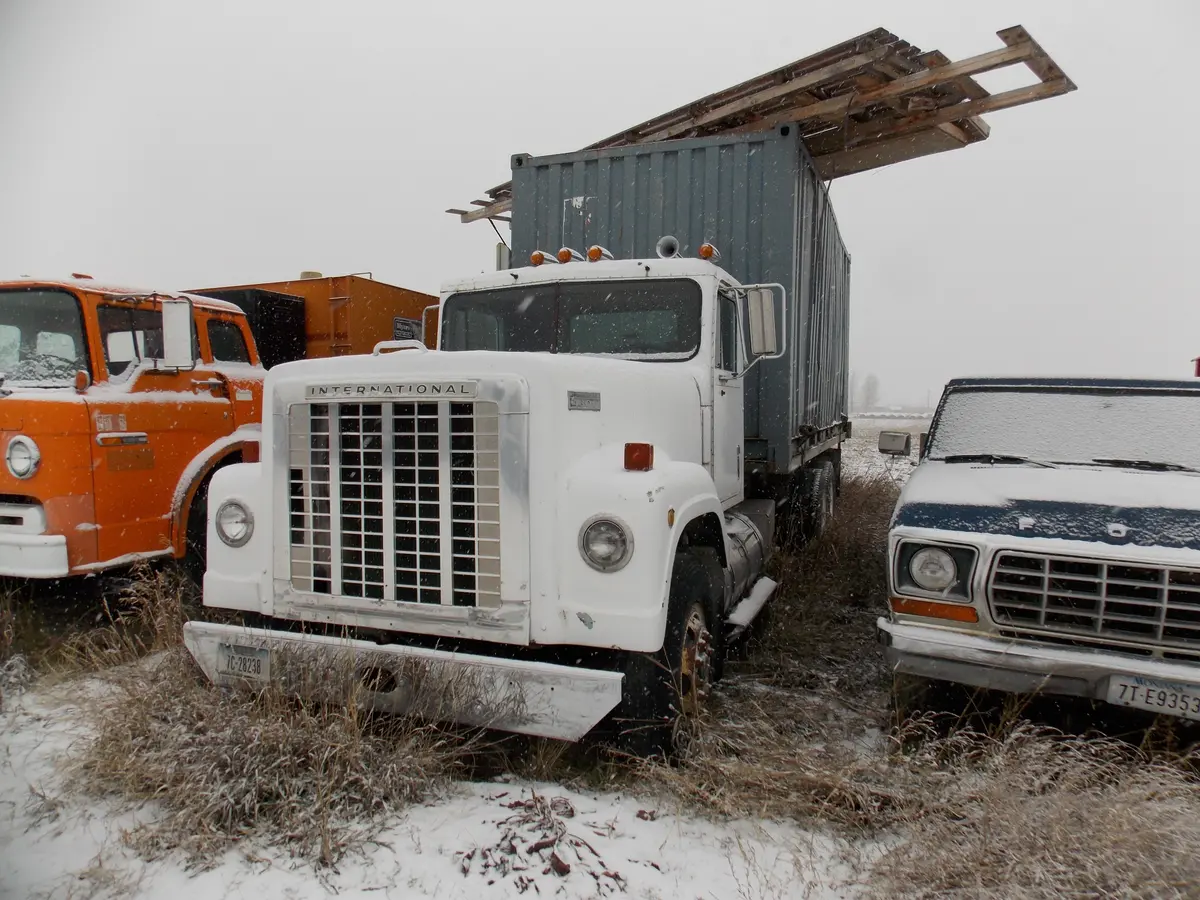International Truck With 20 Foot Container 1