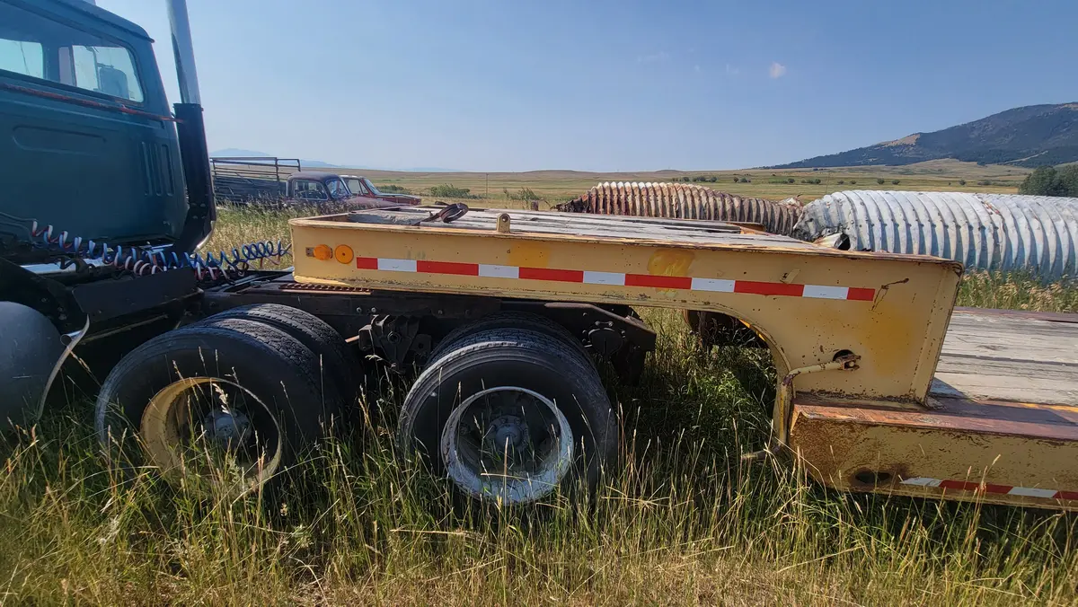 White Truck And  Trailer 1