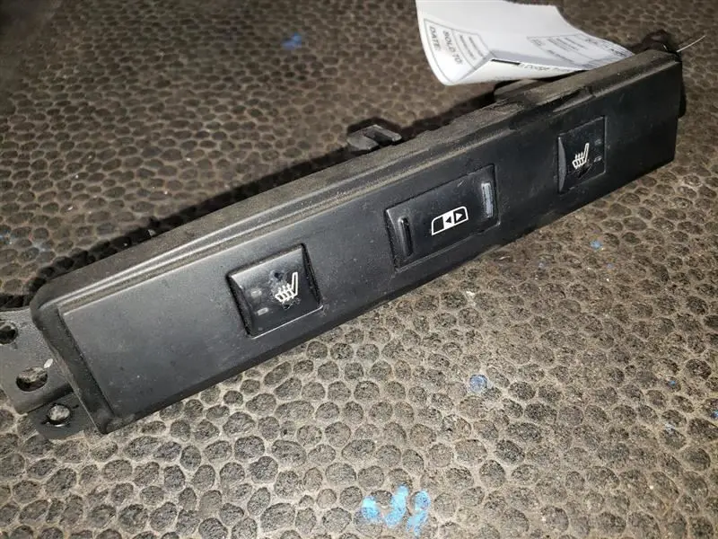 2006 Dodge Ram2500 Heated Seat Buttons With Rear Power Slider 1