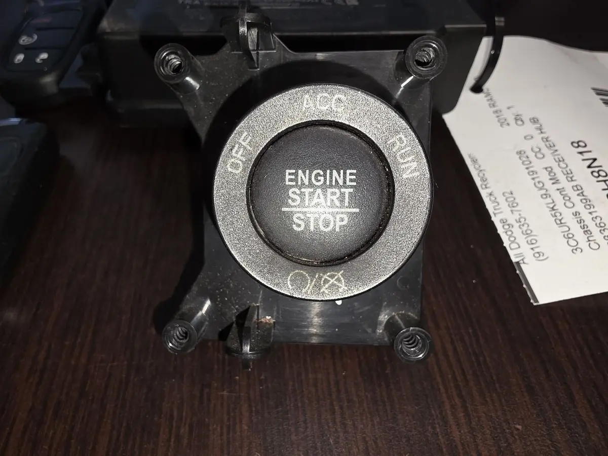 2018 Ram 2500 Receiver Hub With 2 Key Fobs. Part Number 68363199Ab 2