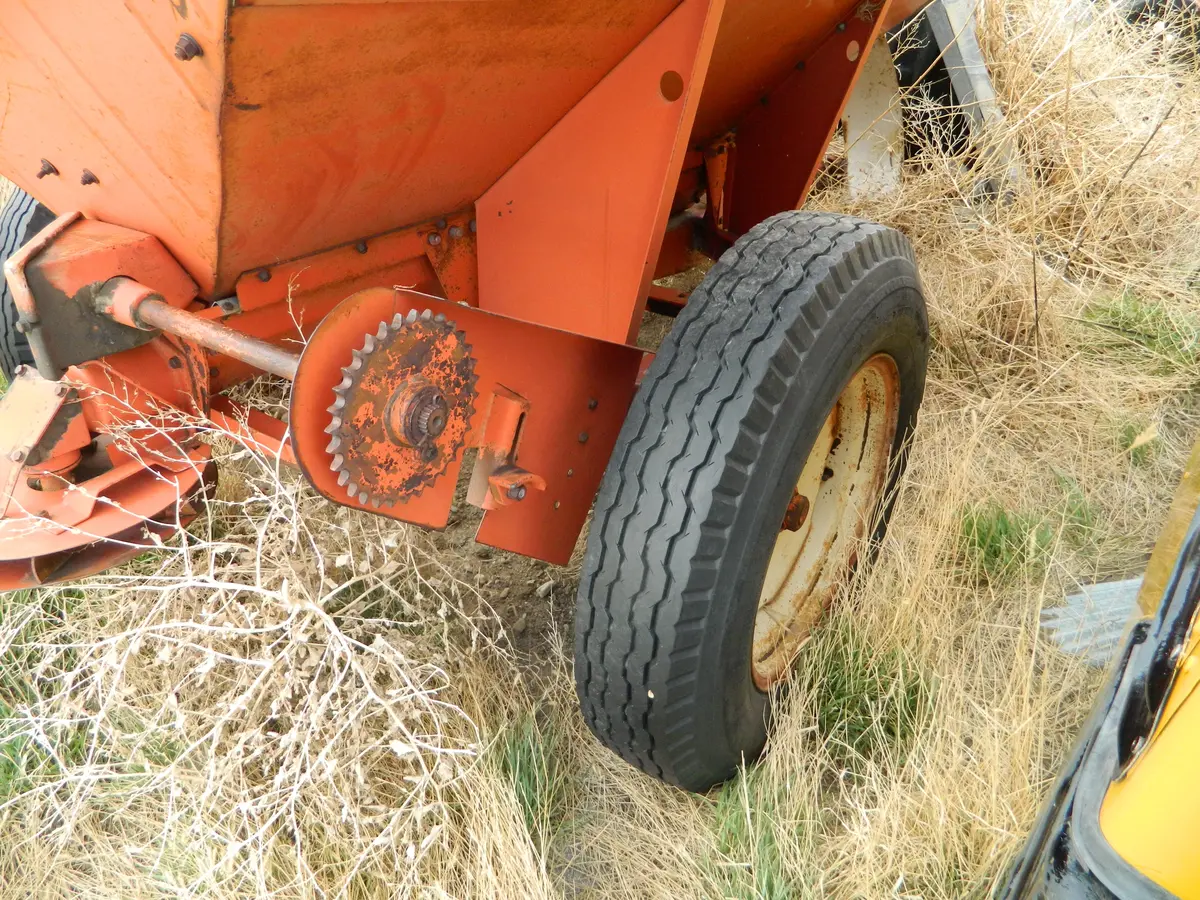 Avco New Idea Fertilizer Spreader 1