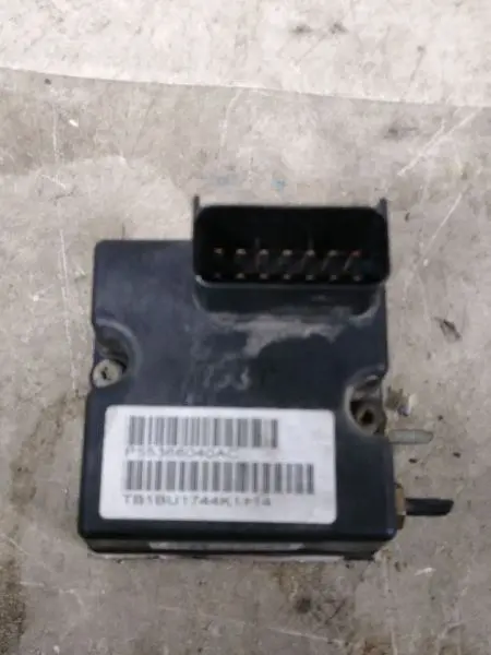 2004 Dodge Ram1500 Rear Wheel Abs Unit. Part Number 55366040Ac 2