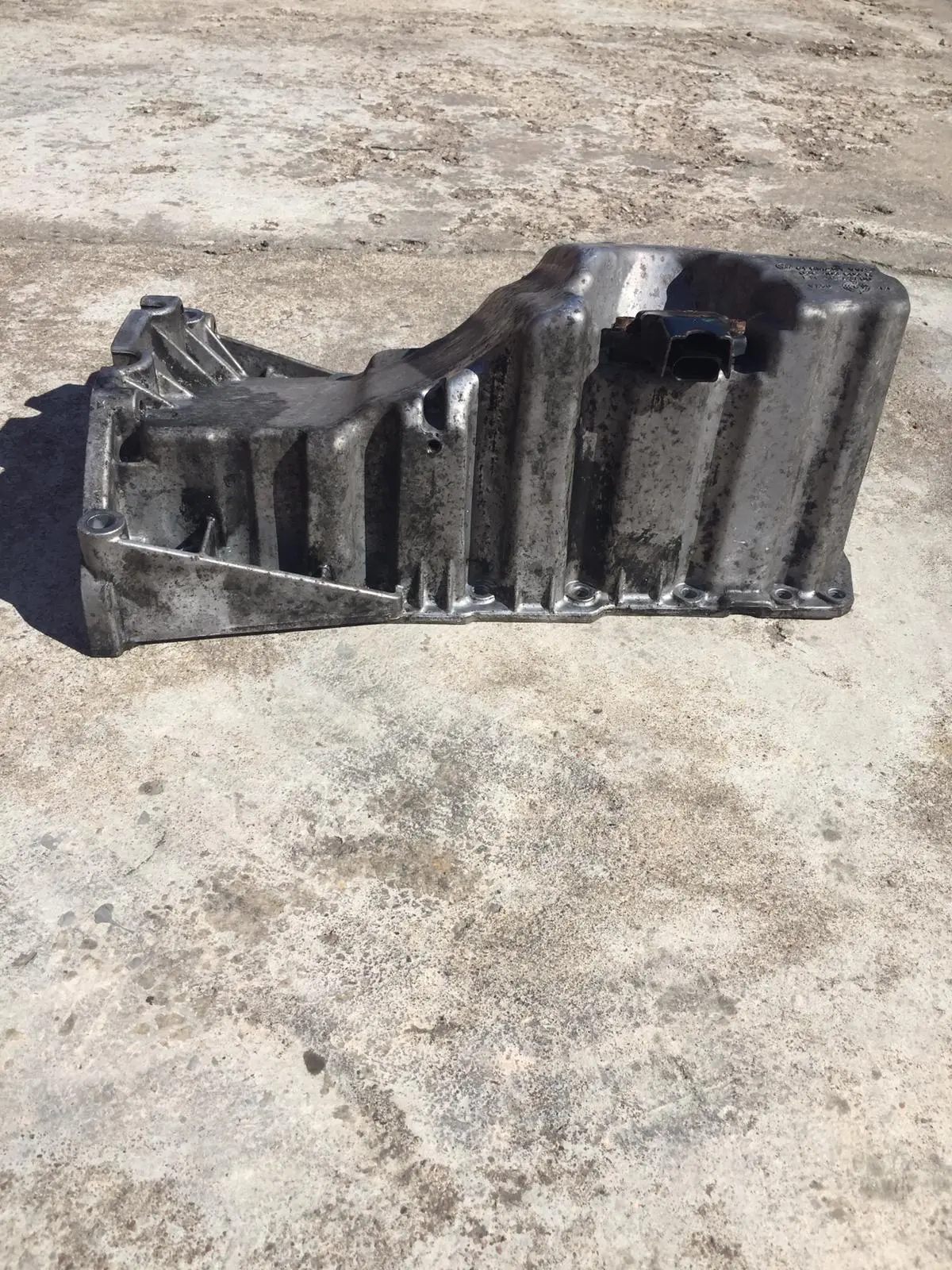 Audi A4 8T8 Oil Pan Sump 03G103603r 2.0Tdi 105Kw Oil Level Sensor Part Number 03C 907 660G Hella 1