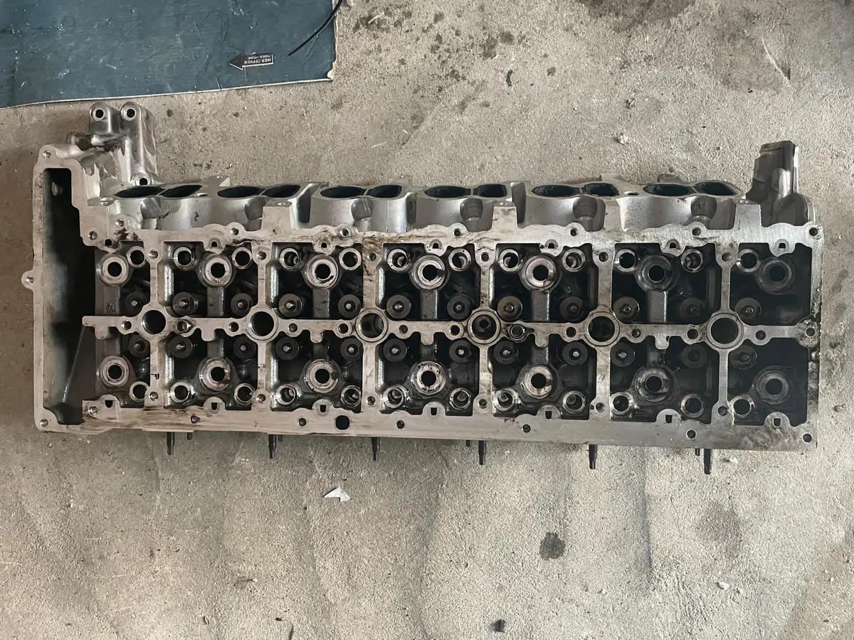 Bmw Engine B57d30a Cylinder Head With Valves 8571121 03  85711190500 1