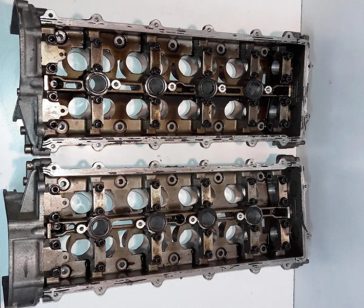 Pair Of Cylinder Head Camshaft Carriers Engine Motor Maserati 3200 Gt Gta 3200Gt 3.2 V8 32V 4V Biturbo Twin Turbo Cam Carrier Am585 271 Kw 1