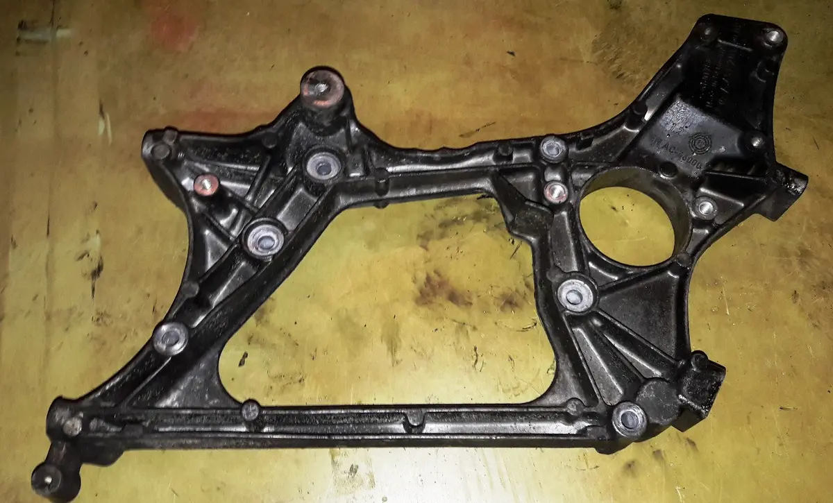 Fuel Pump Bracket A6512012009  Mercedes-Benz Daimler Om651 Om651.911 Om 651 911 2.1 Cdi C E Class Cls Glk Sprinter Vito Viano 651911 651.911 Mercedes Benz Crank 2.1 2.2 Diesel Cr Common Rail 1