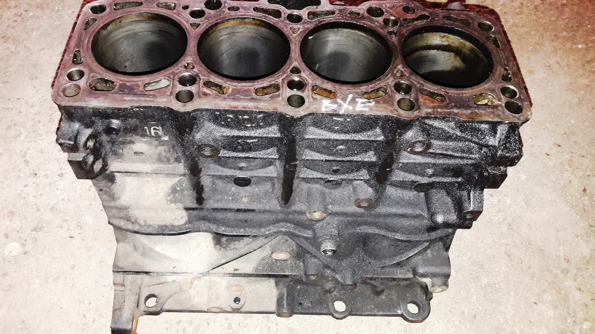 Engine Cylinder Block  Vw Golf Mk5 Passat 1.9 Tdi Engine Code Bxe 1