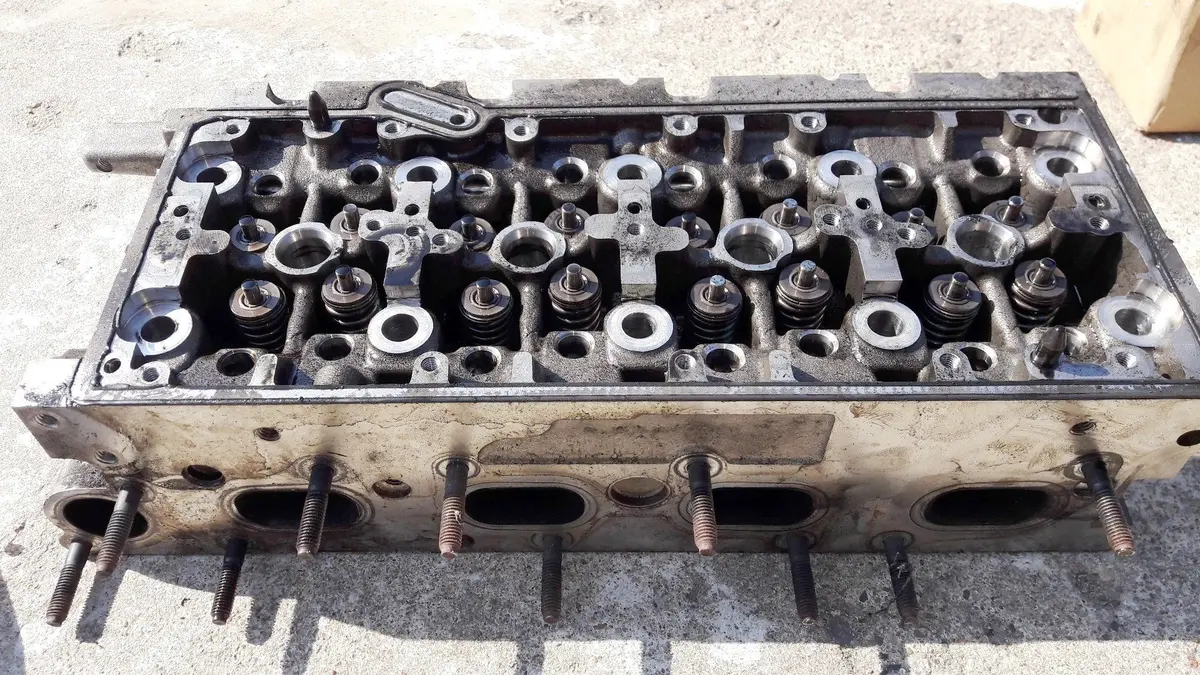 Engine Cylinder Head 04L103373e 04L103064f 04L 103 373 E 04L 103 064 F Vw Touran Mk3 Tiguan Audi Seat Skoda 1.6 Tdi Dgda Dgd 1