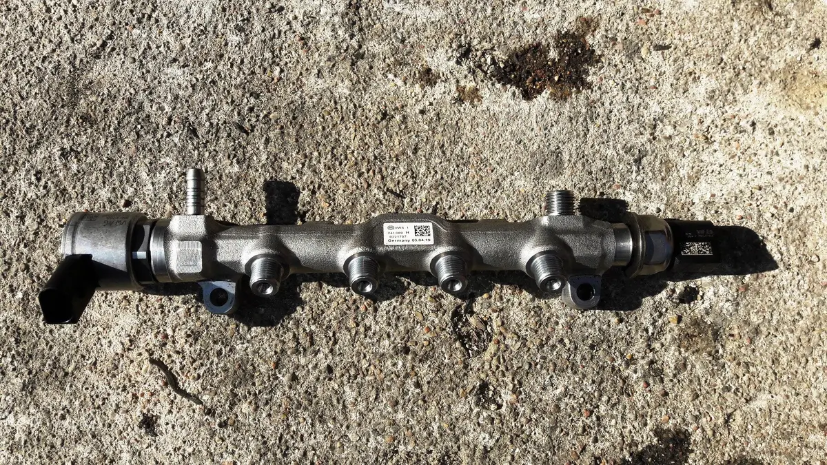 Genuine Fuel Rail 04L089h With Sensor 04L130764d 04L906054f Volkswagen 2.0 Tdi Dfg Dfga 110Kw 150Ps Passat Alltrack Golf Tiguan Touran Skoda Superb 2019 2018 1