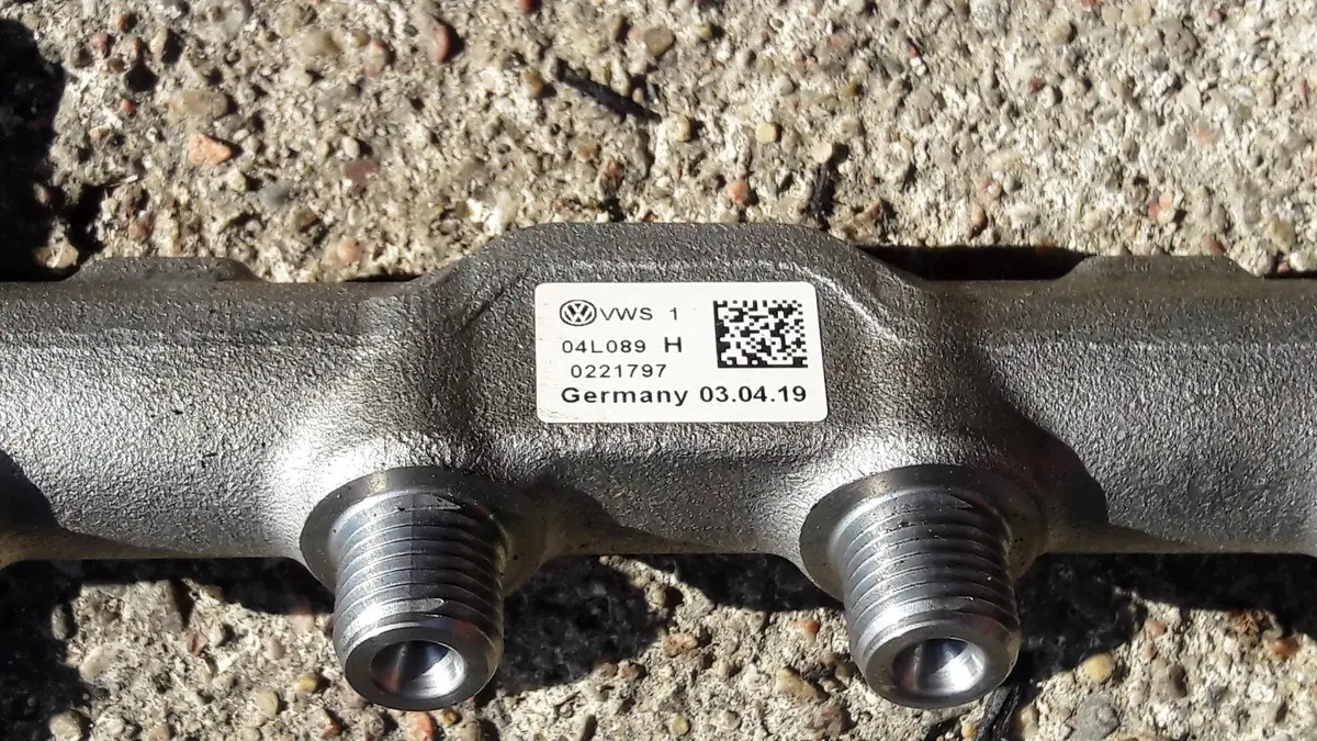 Genuine Fuel Rail 04L089h With Sensor 04L130764d 04L906054f Volkswagen 2.0 Tdi Dfg Dfga 110Kw 150Ps Passat Alltrack Golf Tiguan Touran Skoda Superb 2019 2018 2