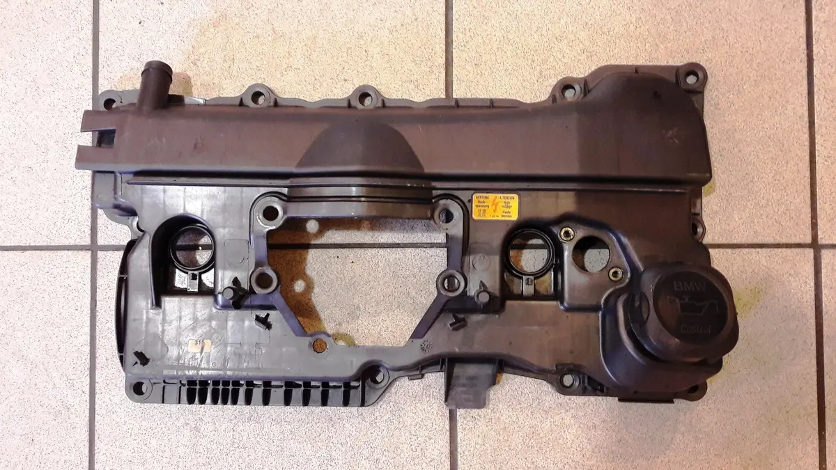 2005 N46 N46b20 Bmw 2.0 Petrol Engine Cylinder Head Cover 11.12 - 7526670 1