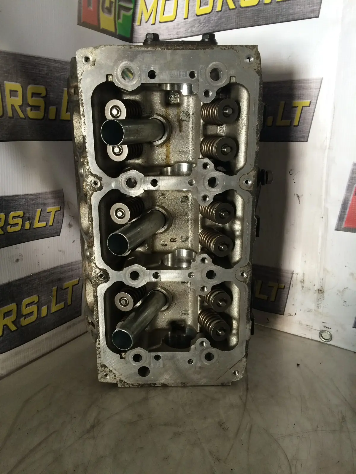 Chrysler 3.5 V6 Petrol Engine Cylinder Head Right 1