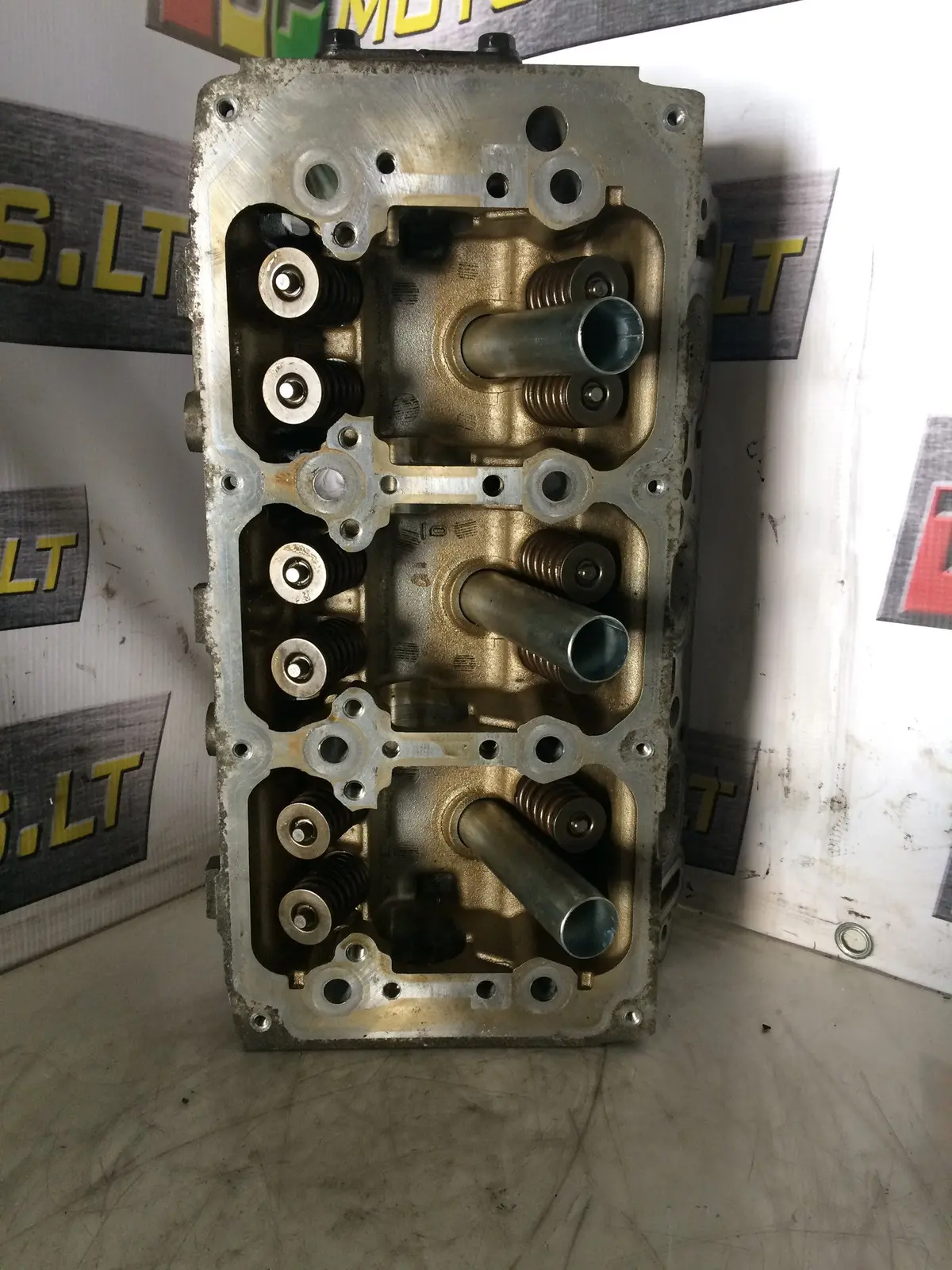 Chrysler 3.5 V6 Petrol Engine Cylinder Head Left 1