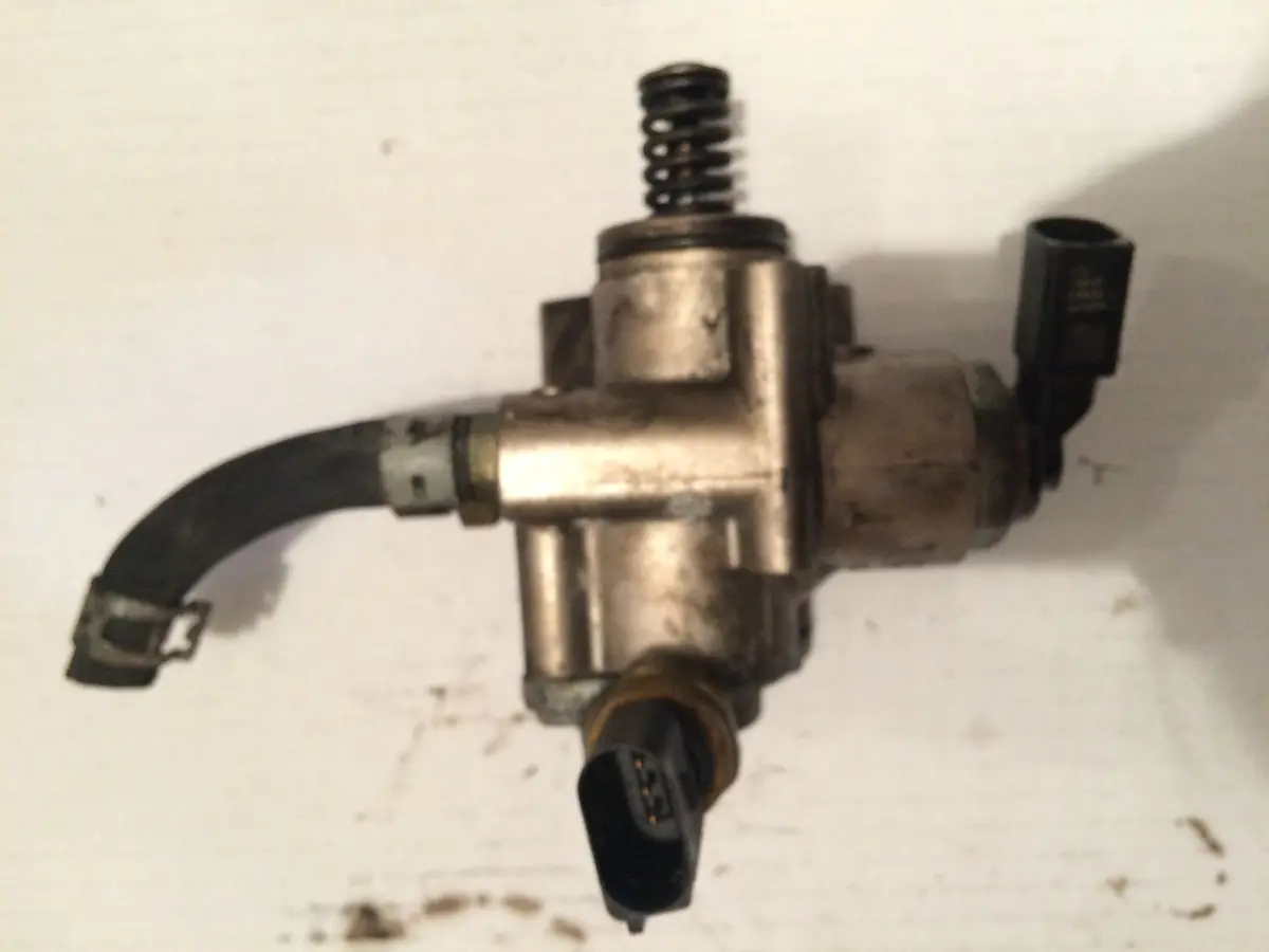 Audi A4 B7 A3 Tt A6 Volkswagen Vw Eos Jetta Bora Passat Golf Vento Seat Leon Toledo Altea 2.0 Tfsi Petrol Engine / 147 Kw 2004 2005 2006 2007 2008 2009 Axx Bgb Bwa 06F127025h Used High Pressure Fuel Pump 1