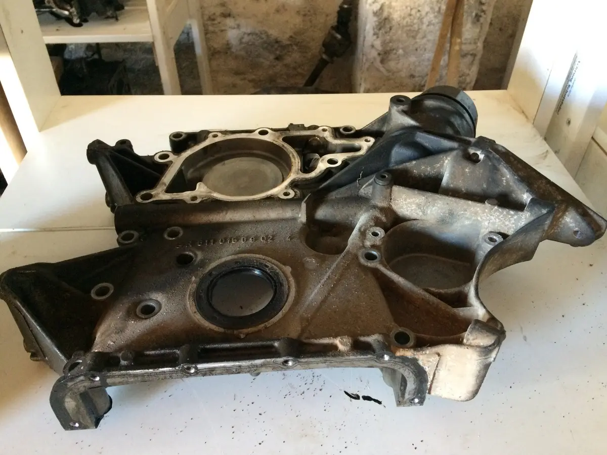 2001 611 Mercedes-Benz Mb 2.2 Cdi Diesel Engine Timing Front Cover R 611 015 09 02 1