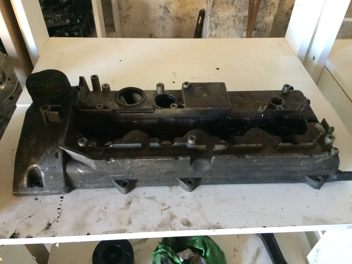 2001 611 Mercedes-Benz Mb 2.2 Cdi Diesel Engine Cylinder Head Cover A 611 016 06 05 2