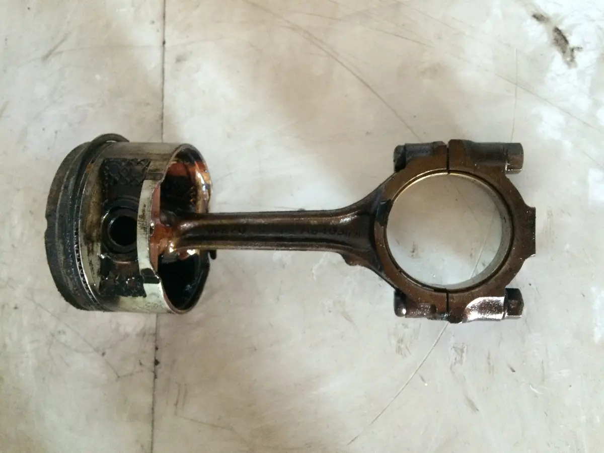 1996 Chrysler 3.3 Petrol Engine Piston With A Connecting Rod 1