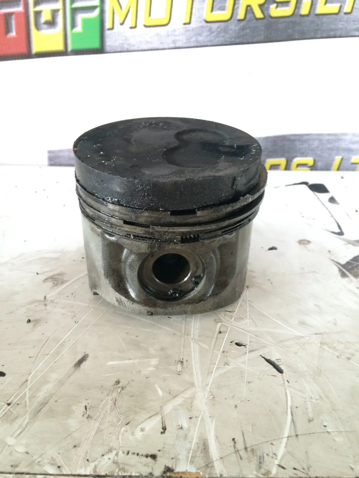 2004 4D56 Mitsubishi 2.5 D Diesel Engine Piston 1