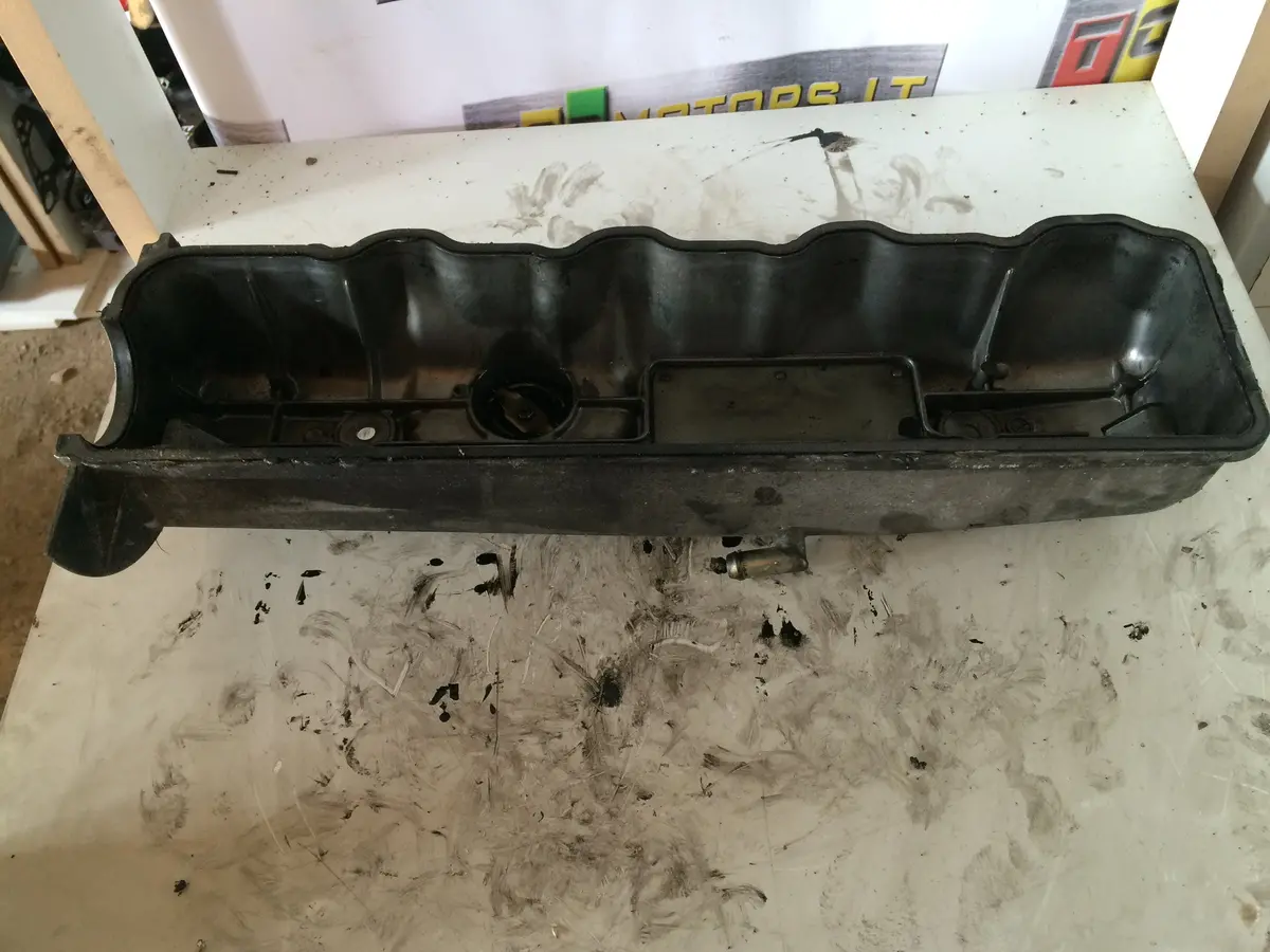 2004 4D56 Mitsubishi 2.5 D Diesel Engine Cylinder Head Cover 1