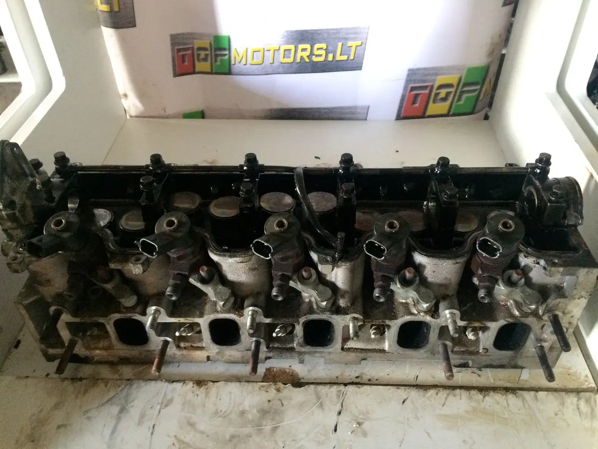 2001 Alfa Romeo Fiat Lancia 2.4 Jtd Diesel Engine Cylinder Head With Injectors 2