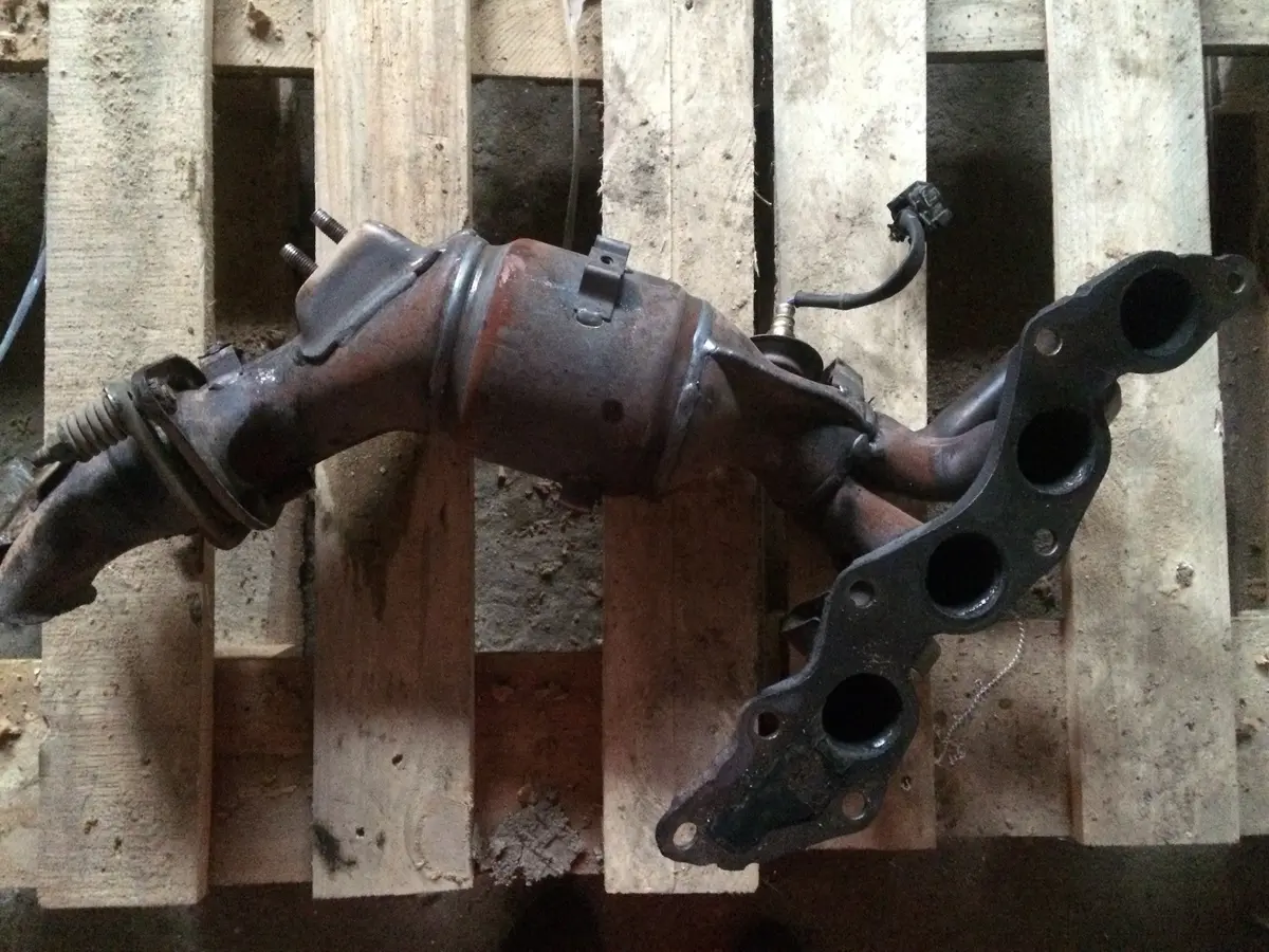 2006 L8 Mazda 1.8 Petrol Engine Catalytic Converter Exhaust 1
