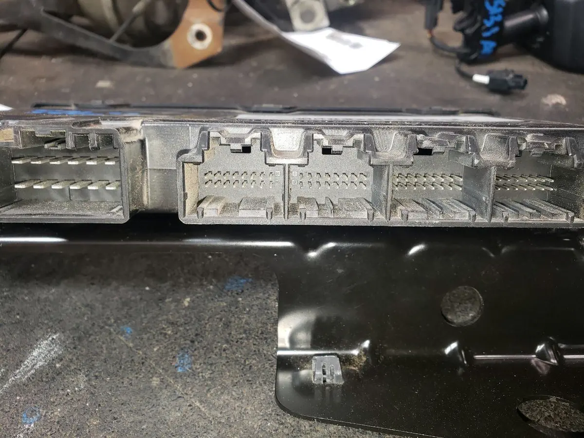 2013 Ram 3500 Vehicle Systems Interface Module (Vsim). Part Number 68110979Aa 2