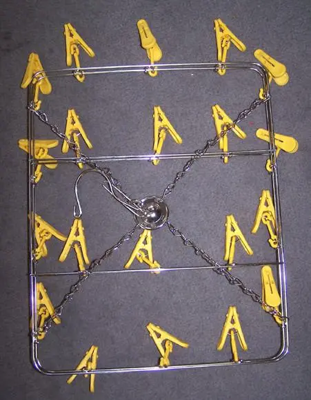 Metal Hanging Display Rack With 20 Plastic Clips 1