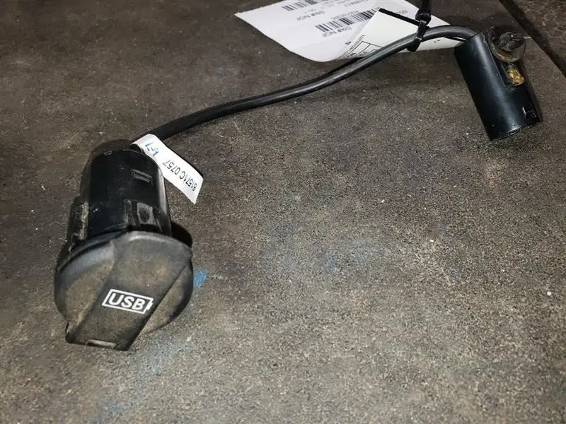 2017 Dodge Ram 1500 Usb Port. Part Number 68021674Aa 1