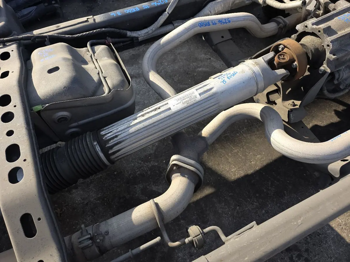 2015 Ram 1500 3.6L V6 1 Piece Driveshaft. Part Number 52123615Aa 1