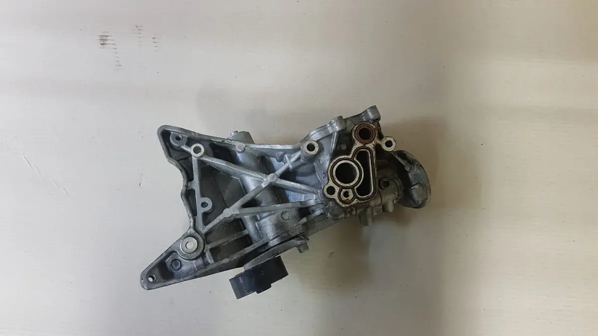 Audi Tt 8J Oil Cooler Bracket Housing 06J903143ah 2009 2.0 Petrol 147 Kw 2