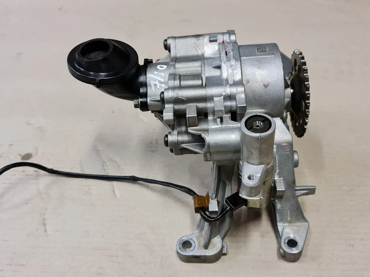 Jaguar Land Rover G4d3-6L079-E Pump Oil 1
