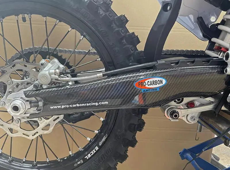 Pro Carbon Ktm Swing Arm Protector 125 To 450 Sx / Sx-F / Xc / Xc-F / Smr 2023-2024 1