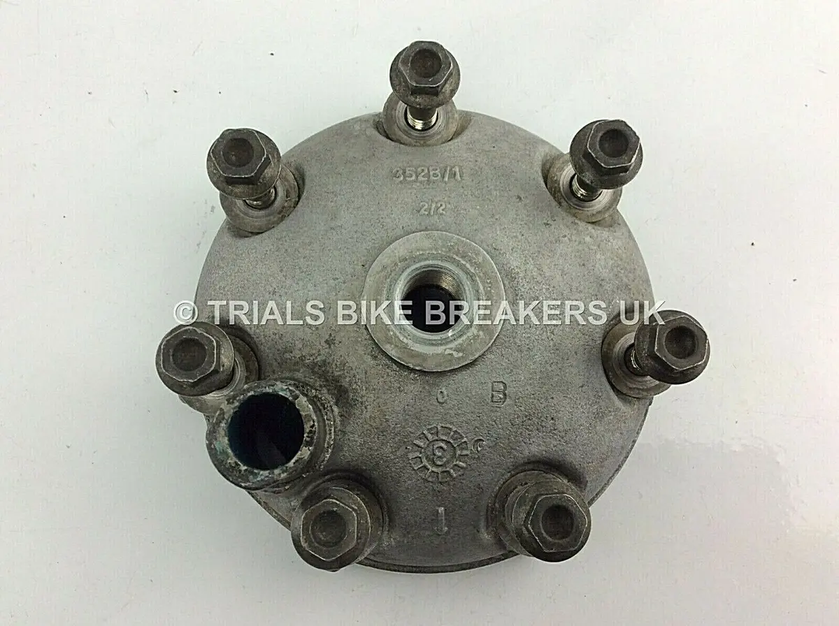 2004 Beta Rev3 250 Cylinder Head And Bolts 1