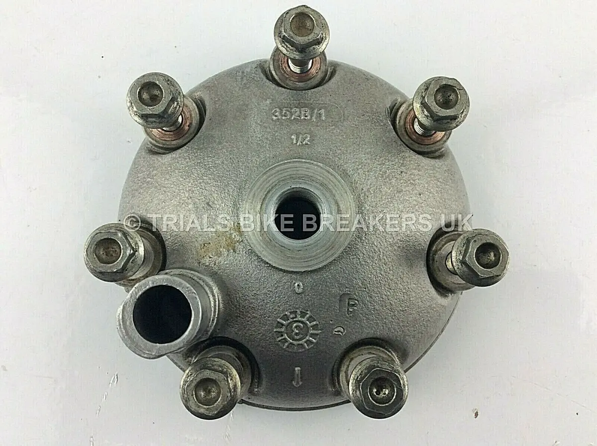 2002 Beta Rev3 200 Cylinder Head And Bolts 1